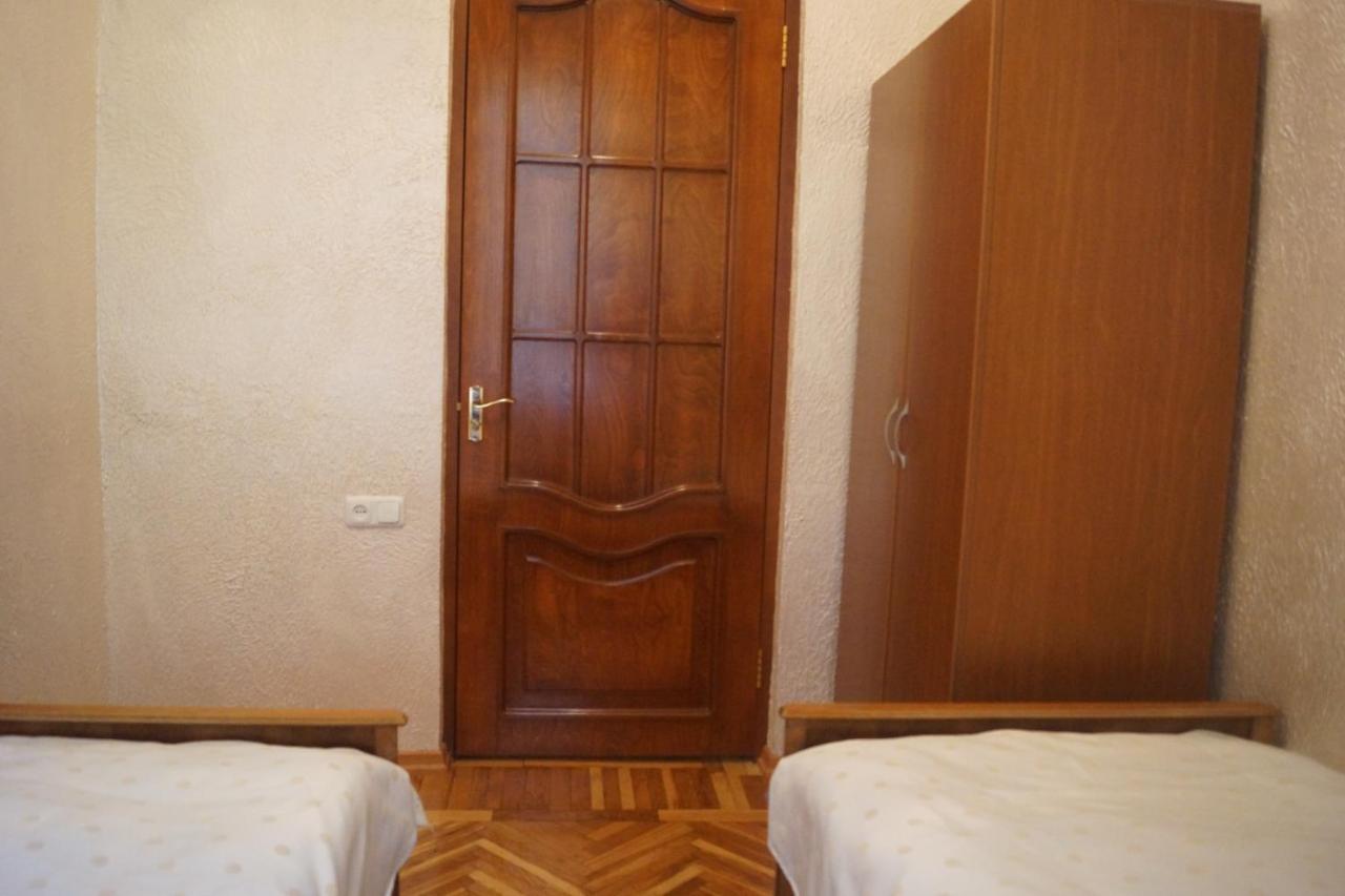 Arteast Hostel Yerevan Bagian luar foto