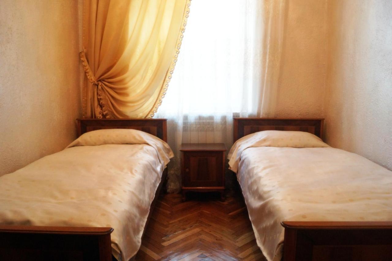 Arteast Hostel Yerevan Bagian luar foto