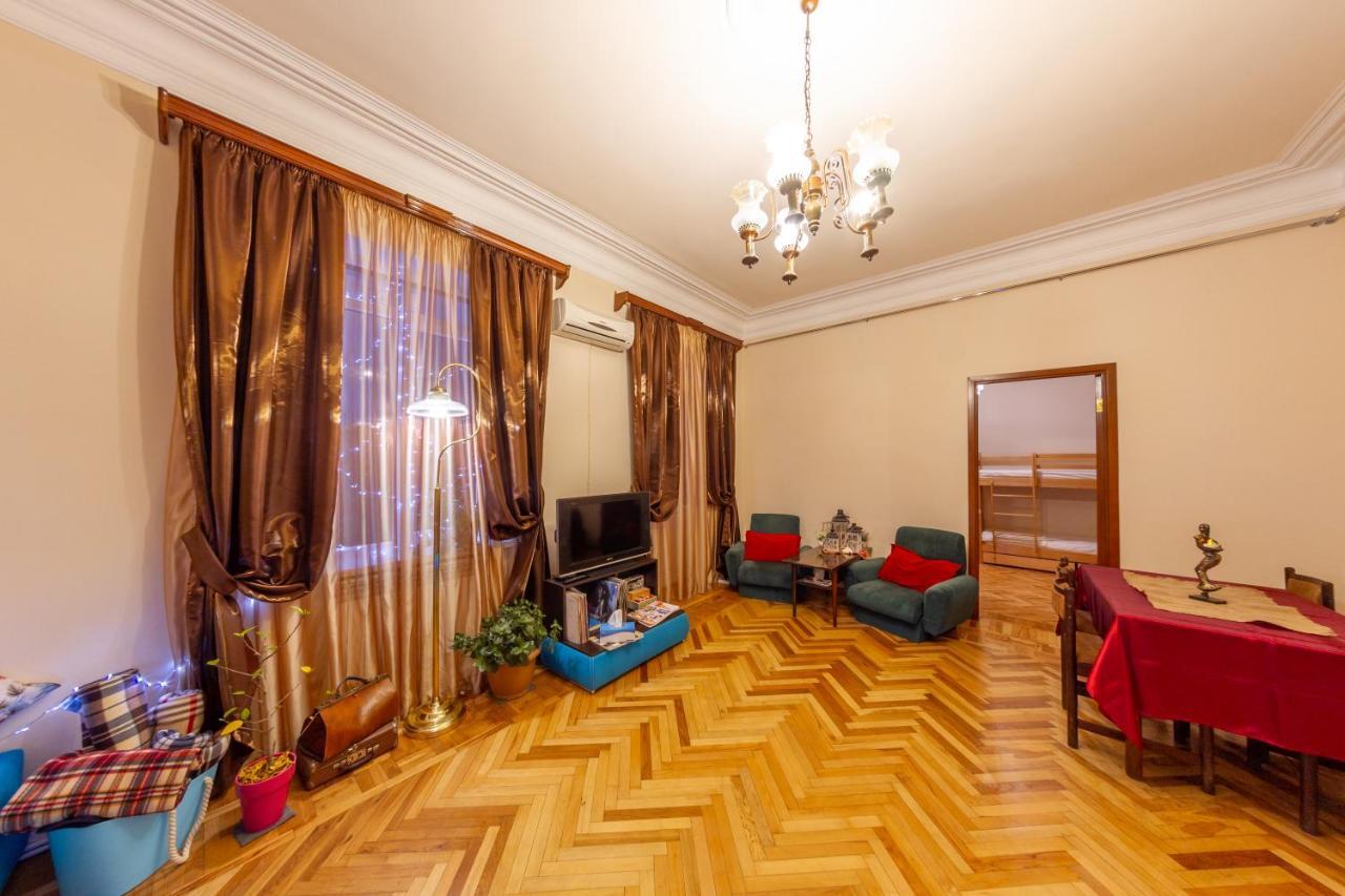Arteast Hostel Yerevan Bagian luar foto