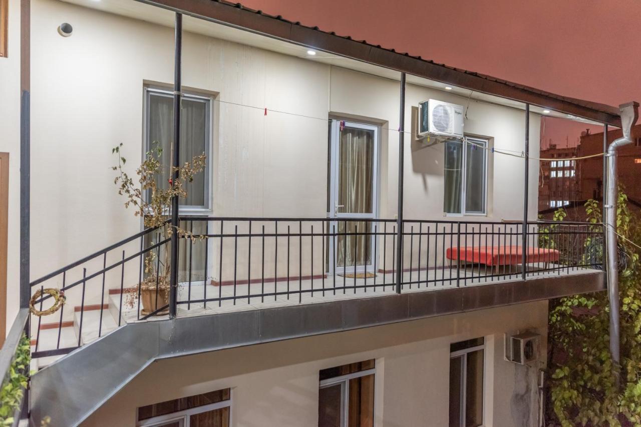 Arteast Hostel Yerevan Bagian luar foto